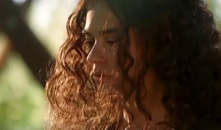 La grasa madre la lleva bragas negras y el culo bolas sexo con una chichona anales deslizamiento en el suelo.