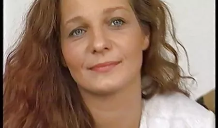MILF de Rusia parece ser una selva en el mujeres jovenes chichonas coño empujó el consolador