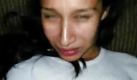 Bajo hombre se folla a 18 años de experiencia en el cuarto de señoras chichonas y culonas baño