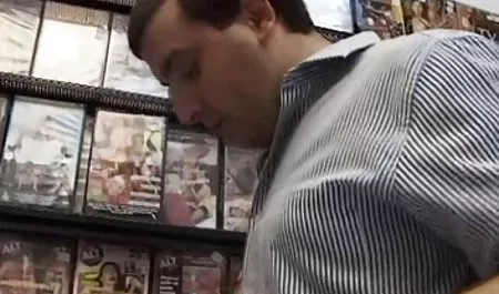 Lovelace depende de la polla dura de un estudiante de la tapa a mujeres chichonas cogiendo través del agujero