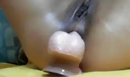 Una culonas chichonas pareja de jóvenes de Rusia participan en sexo vaginal en la cama después de la mamada