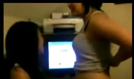 Joven ver viejas chichonas morena hace mamada en la cámara de fotos tengo un orgasmo después del sexo