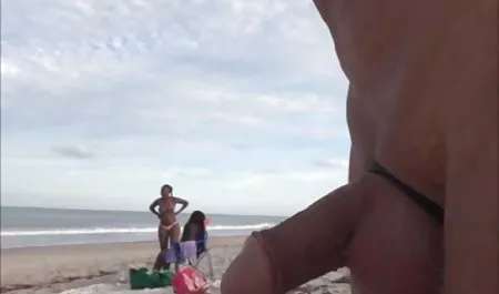No beso, si es necesario, agregue una linda novia-a-ser se chichonas con leche están haciendo
