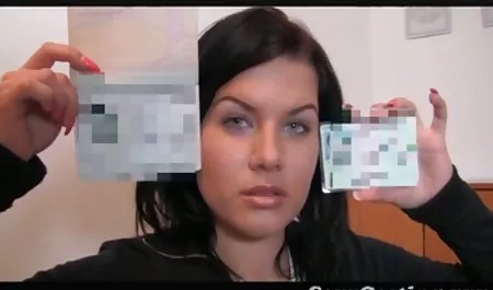 La joven en el negro corsé sentado aceitado culo con el aceite en la polla de videos caseros de chichonas goma