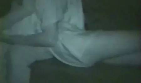 Negro mujer con pechos pequeños hace chichonas ardientes mamada interracial