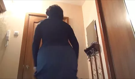Mujer madura vivido en silencio los intereses de los bonitas y chichonas miembros, y los resultados muestran