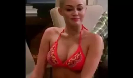 Mamka en calcetines folla chichonas pezones en trío con jóvenes en diferentes poses