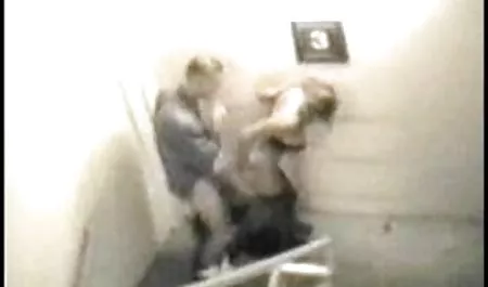 Madura, señora hace mamada en la piscina y chichonas manoseadas el sexo anal