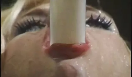 Masajista hace masaje íntimo desnudo chichonas ermosas desnudo cliente