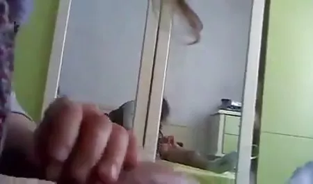 Stripper en las chichonas gueras medias acariciando pollas grandes con doble penetración