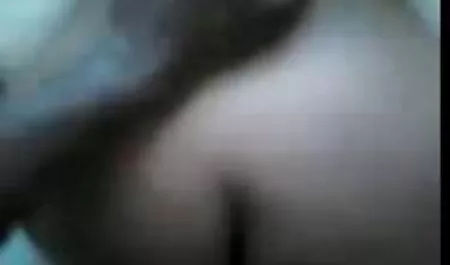Sociable chica Asiática de trabajo como un modelo de cámara chicas bien chichonas dólares ganados