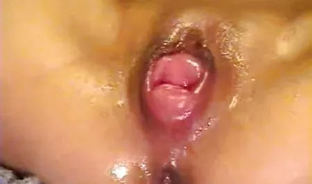 Joven lascivo atención del sexo anal grupo de tres en el cuarto señoras chichonas de baño