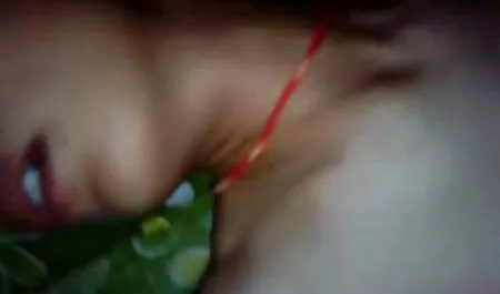 Kick-ass, un trío, dos terneros y su chichona tetona novio al aire libre