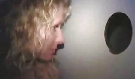 Novia en fishnet pantyhose y el sostén de la toma en la rendija de peliculas de chichonas la vice-presidente amigo después del sexo