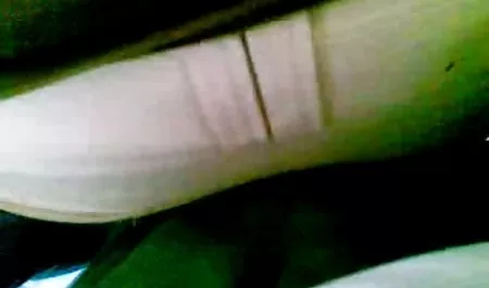 Chica Femenina Masturbación con adolecentes chichonas xxx la máquina del sexo, sus piernas