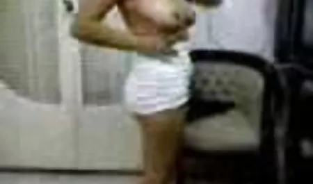 Embarazada Stella Fox mierda sobre un fondo de edificios residenciales con mujeres chichonas sexis
