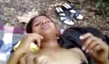 Morena chichonas con pezones grandes muestra sus encantos al aire libre