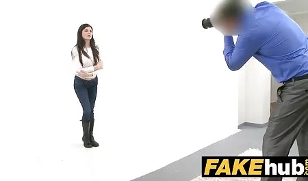 El ruso de la mujer de la limpieza chupa la polla y chichonas videos gratis folla de manera objetiva con el hombre en la silla.