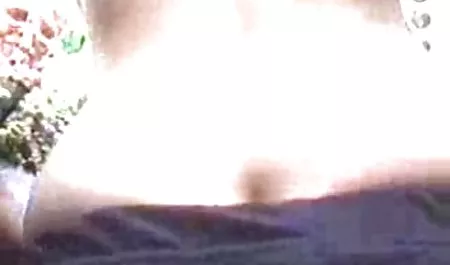 Chica con tetas videos de chichonas teniendo sexo de silicona acariciando su coño juego en la mesa.
