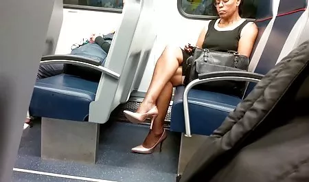 Solo modelo con unas tetas enormes y mujeres buenas chichonas satisfecho