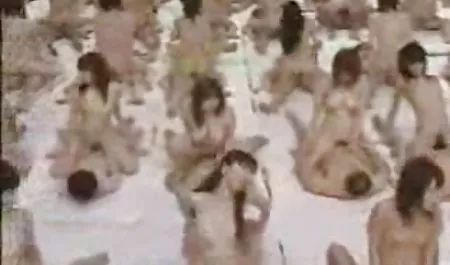 Sexo en grupo muy chico en la cama con una rubia y videos de chichonas cogiendo una morena en trío