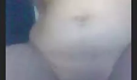 Chica en medias hace que la estimulación de la profundidad de la lengua fría chichonas gigantes suceder tetas grandes
