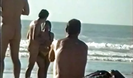 Una joven rubia de masaje con tetas grandes naturales de chichonas y calientes aceite en la cámara amateur