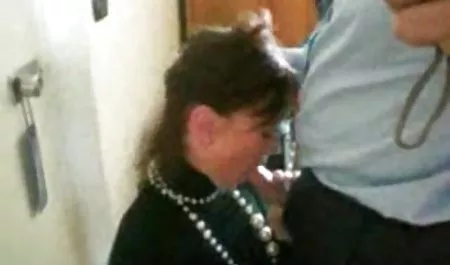 La chica de las coletas activamente mina aprovechado en su vagina sin ningún tipo de bonitas chichonas problemas
