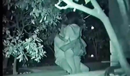 Dos de piel oscura culonas y chichonas mexicanas señoras jóvenes están listos, y el colectivo de lesbianas sexo solo