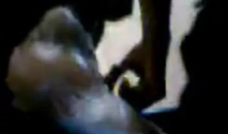 Un hombre con una gorra negra aviso señoras culonas y chichonas en un gran