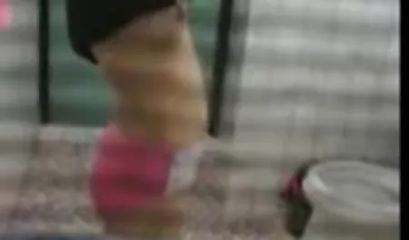 Chica madura con grandes culonas y chichonas cogiendo tetas follando con un chico alternativamente