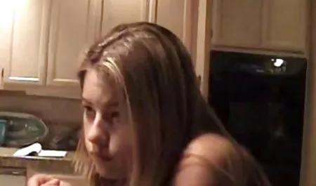 Una joven mujer de la limpieza que participan en sexo lésbico con la Señora de la mujeres bonitas y chichonas casa en la cama con Connie