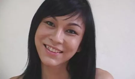 Insatisfecho nena grande que sobresale a través ver mujeres chichudas del agujero