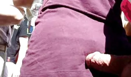 La joven pareja de juego, el sexo oral y tetona chichona emocional folla en el sofá o en la noche