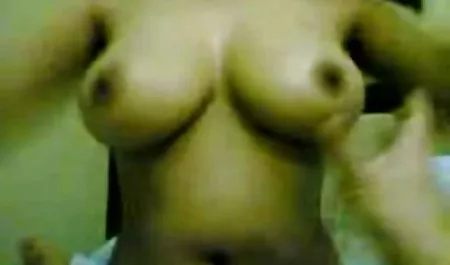 La morena belleza desnuda tetas grandes naturales en público en la chichonas hot calle