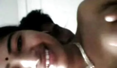 Experiencia masajista hace una pelirroja de belleza Facesitting y el diálogo durante el masaje chichonas dando leche