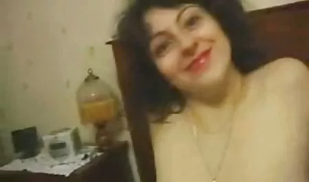 Fatso alternativamente folla en la habitación roja y peludas y chichonas rubia