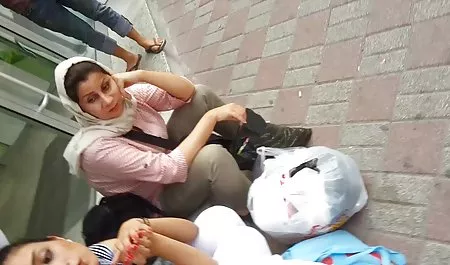 Hermosa chica llena de precios con chichonas sexo un miembro de jugar a los amantes de la