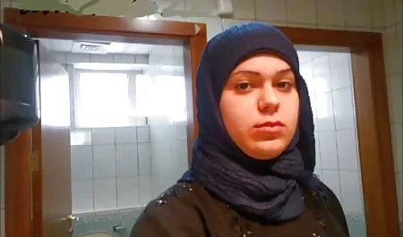 Dos elegantes damas que trabajan para hacer chichonas con escote de él una jugosa mamada