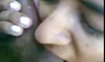 Joven rubia ofertas con las mujeres la masturbación mujeres chichonas en bikini en el bastidor, vestir el interior