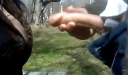 Joven coqueta chupar la polla de rodillas nalgonasychichonas en frente de apasionado amigo