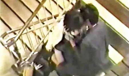 Una mujer coreana rasgó chichonas foyando sus vestidos y los dedos sombrero