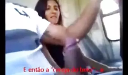 Belleza de la joven posa en el sofá, chavas chichonas poner la ropa y la ropa interior