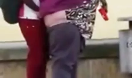 Sexo cachondas chichonas Anal posición arte de un jinete sobre un aficionado a la cámara en casa