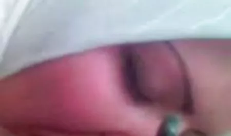 Un hombre de edad madura con el tatuaje en el cuerpo de gran tamaño perno y freír sexo con una chichona en la delgada coño estudiante