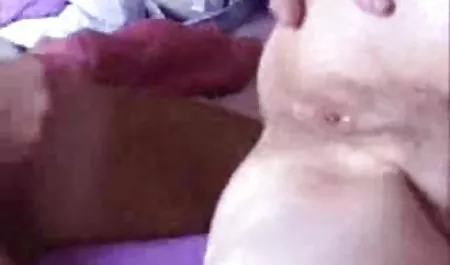 Ondulado negro mujer-patear la tapa galopa sobre la polla después de mujeres chichonas brincando la estimulación de ser