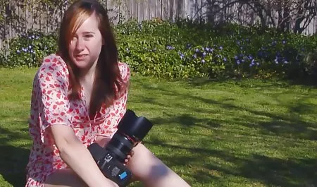 Gafas de sol y se niegan a hondureñas chichonas vestir la digitación vibrador en el balcón